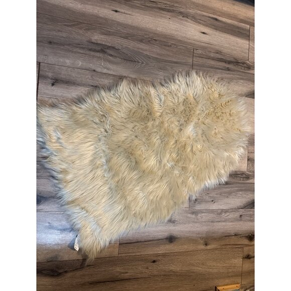 Faux Fur Sheepskin Area Rug 100% Polyester Shaggy Soft Beige Floor Carpet 45"×24 - Picture 1 of 5